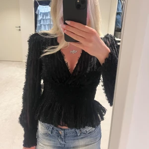 Svart topp - Svart snygg blus från Nakd, säljer då jag inte använder den