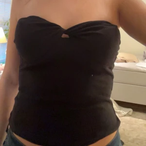 Svart tubtopp med twistad detalj - Säljer denna så snygga tube toppen💛💛🩷🩷