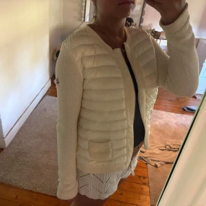 vit cardigan från Moncler - jätte fin cardigan ifrån moncler i fint skick. Köpt på vestire collection så äkta. Är i storlek L men skulle mer säga att den sitter som en M då dem är små i storleken.