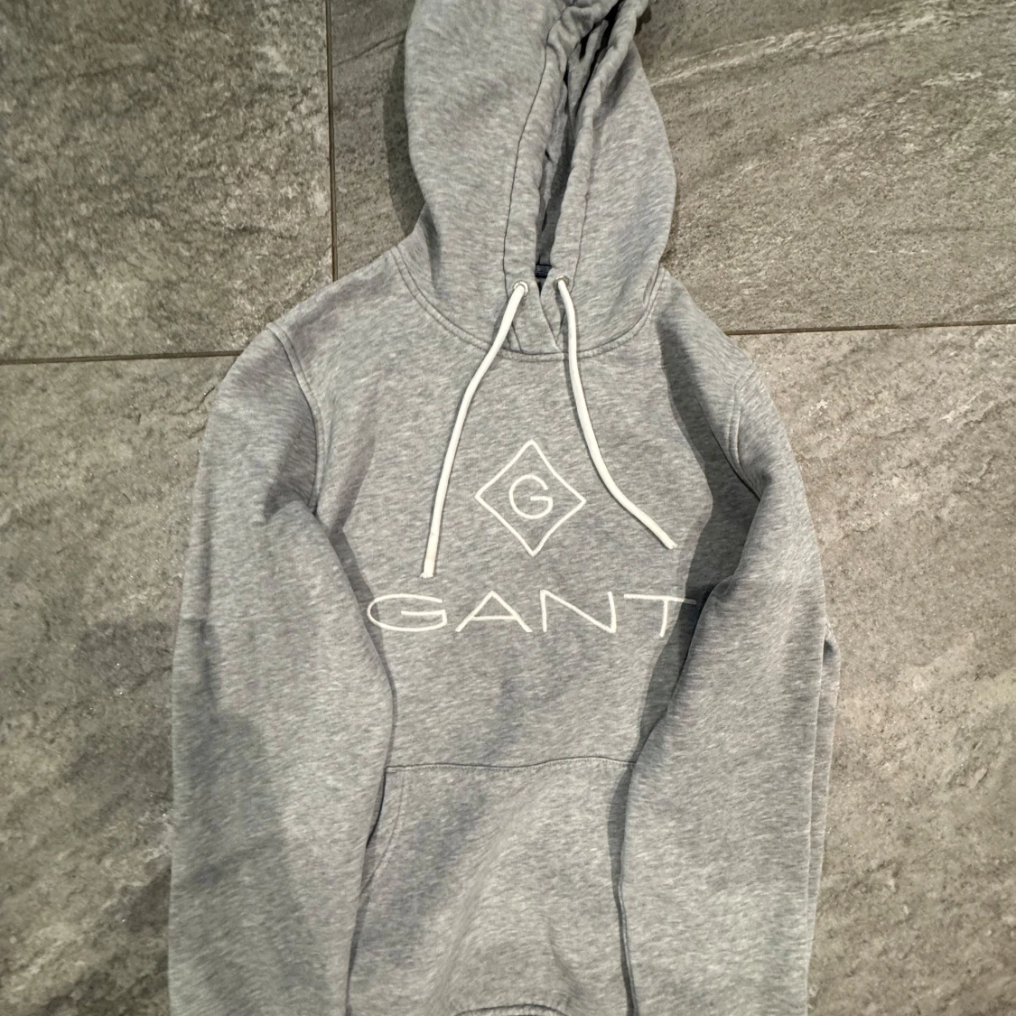 Grå hoodie från GANT med logga - 1