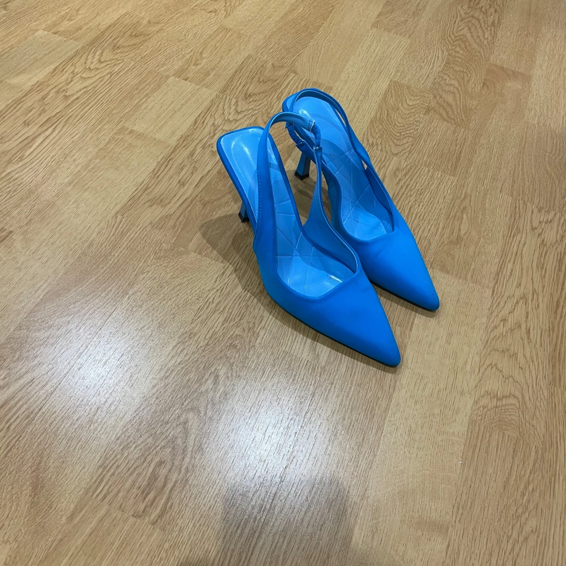 Blå klackskor med spetsig tå - 1
