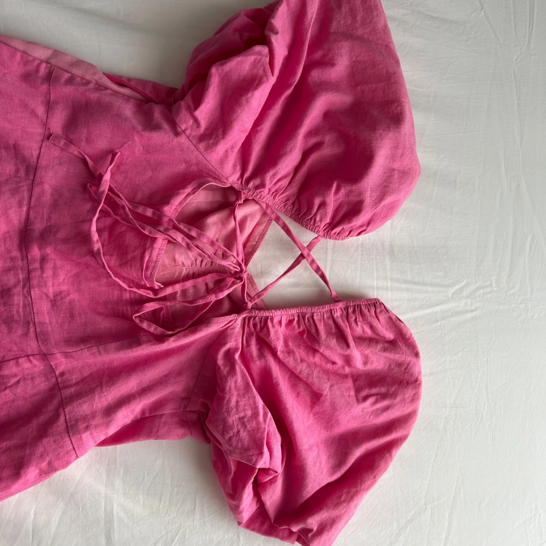 Rosa klänning med puffärmar och knyt i ryggen - 3