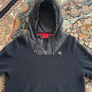 Svart halvzip från Hugo Boss  - Säljer en ny svart hoodie från Hugo Boss med halv dragkedja som bara används 2 gånger. Nypriset ligger på 2250, digital kvitto finns även om det önskas. 