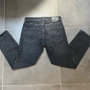 Jack and Jones jeans - Säljer nu dessa Jack and Jones jeans. Modellen heter tapered Mike