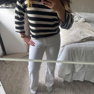 Vita midwaist jeans  - Säljer as snygga vita midwaist jeans från hm. Säljs då de sitter lite för tajt och är svåra att knäppa. Skulle ändå säga att strl är mellan XS-S