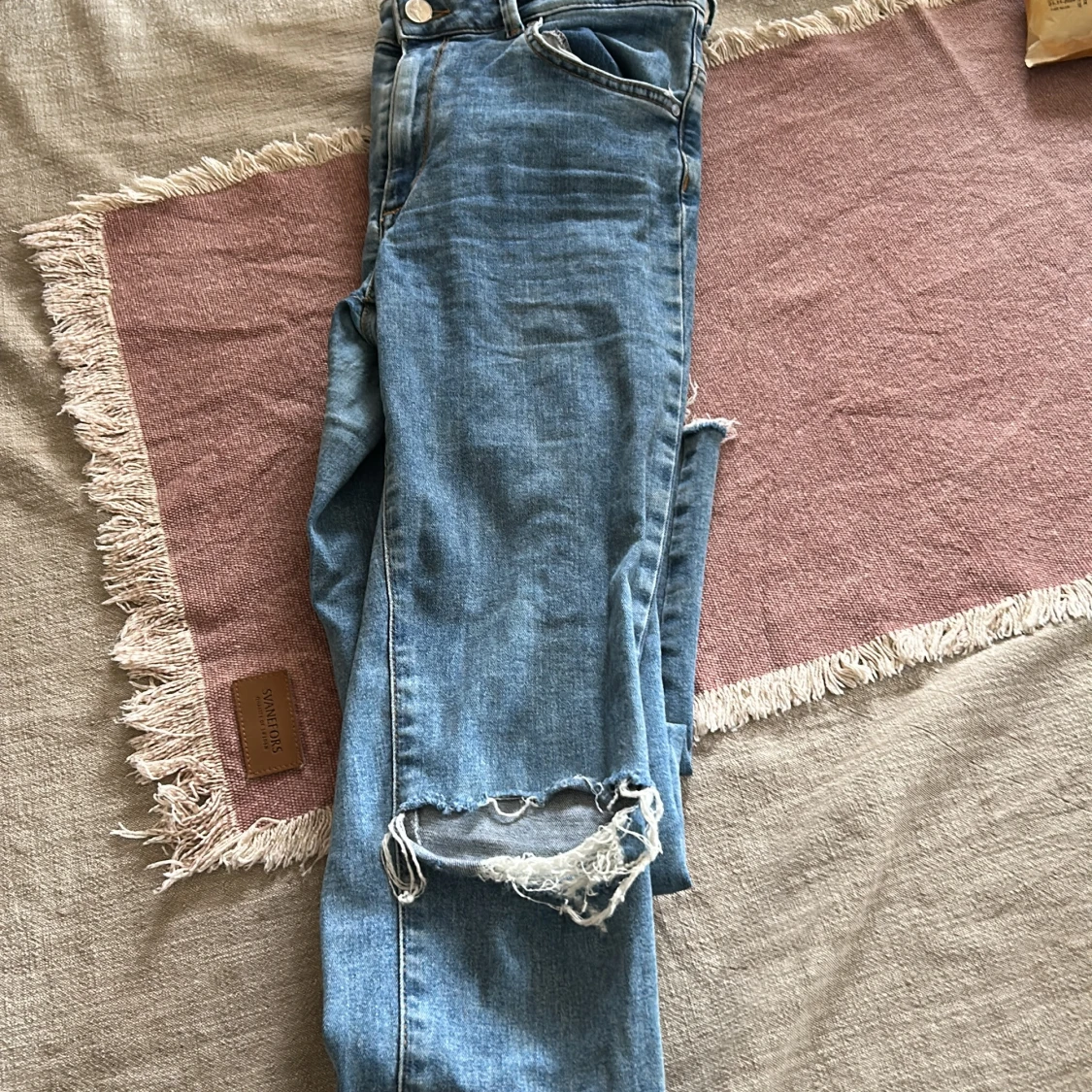 Blå ripped jeans från Never Denim