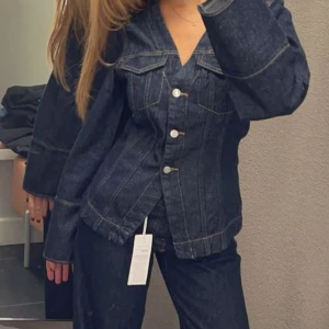 Mörkblå jeansjacka - Säljer denna jeansjacka som är figursydd💕