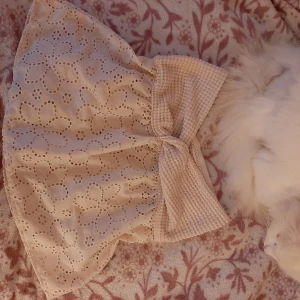 Tub topp med broderade blommor och rosett - Supertrendig tub topp🩷🥂 aldrig använd, säljer pga den är förstor. + Gåva på köpet🩷