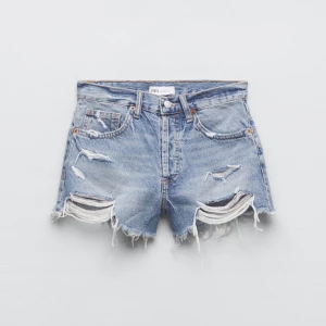 Zara jeans shorts💗 - Säljer dessa zara shorts! De är mid Waist och är köpta förra sommaren💘Säljer få de är för små för mig