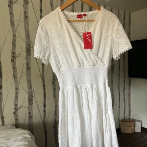 Vit sommarklänning - Helt nyköpt och aldrig använd superfin sommarklänning! Köpte denna klänningen förra året men den kom aldrig till användning❤️Storlek 158/164 som en Small eller 36/34 skulle jag säga att den är som! 💓💓 Nypris: 700kr