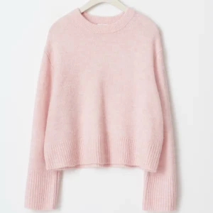 Ljusrosa stickad oversized tröja - Supermjuk och fluffig ljusrosa stickad tröja med rund hals och breda ribbade muddar vid ärmslut och nederkant. Modellen är oversized med långa ärmar och avslappnad passform, perfekt för lager-på-lager och chill vibes. Ny pris 259kr. (Stor i storlek, jag bär oftast storlek xs och denna passar mig)
