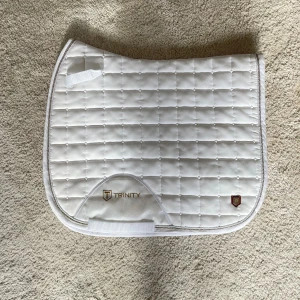Dressyr Schabrak  - Vitt ponny schabrak i dressyrmodell från Trinity. Bara blivit använd 1 gång men helt rent och i bra skick🤍