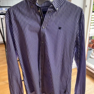 Rutig lila och vit skjorta från Martinique  - Snygg skjorta i lila och vitt rutigt mönster. Klassisk krage, knäppning framtill och långärmad modell. 