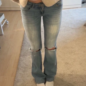 lågmidjade jeans - så snygga lågmidjade jeans med slitningar! midjemått tvärsöver: 36,5/37cm, innerbenslängd: 82cm 💓💓 