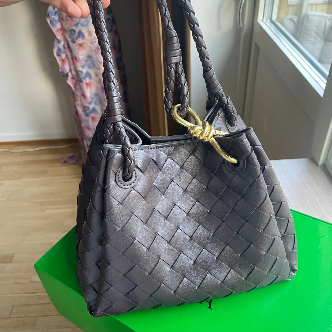 Brun flätad handväska 