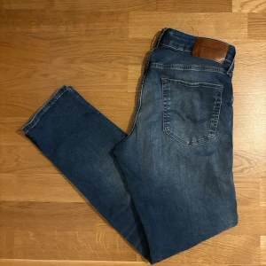 Jack and Jones Slim fit jeans - Hej 👋| Säljer ett par snygga jeans från Jack and Jones i modellen Slim Glenn i en härlig mörkblå tvätt! | Jeansen är i ett väldigt bra skick och är i storleken 31x30 | Skriv vid intresse 🤝