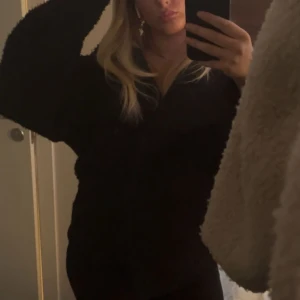 Svart teddyjacka  - Säljer min svarta teddyjacka från Gina. Slutsåld på hemsidan! 