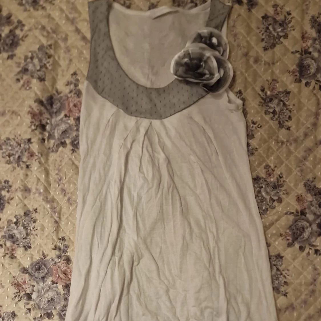 Vit ärmlös tröja med grå krage från Promod