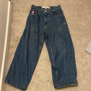 Blå baggy jeans från Big Boy - Säljer mina mörkblå big boys. Bra skick. Dem är lite uppsydda