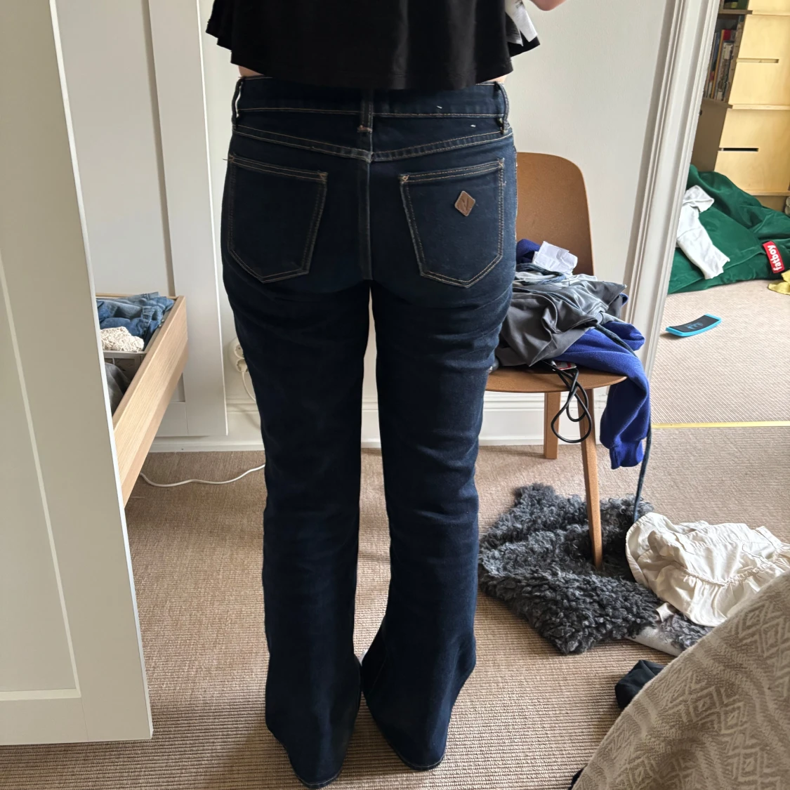 Mörkblå bootcut jeans med kontrastsömmar - 1