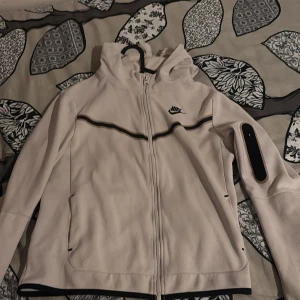 Nike tech  - Vit Nike tech som passar in jätte bra inför sommaren!