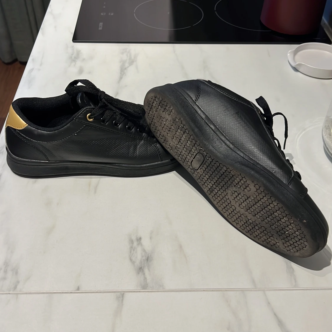 Svarta sneakers med gul detalj Bonprix - 3