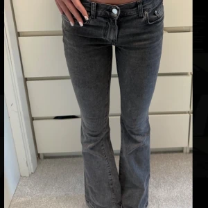 Grå low waist bootcut jeans - Säljer ett par gråa bootcut jeans från Gina Tricot. Dom är i gott skick och väldigt sköna/stretchiga. Perfekta till dig som gillar trendiga utsvängda jeans!❣️