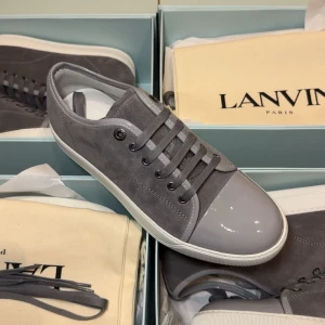 Lanvin skor NYA - Lanvin skor NEW SEASON NYA. Aldrig använda. Medföljer box , dustbags och extra nya snörren. Färg grå. Storlek UK 5 passar 40. Ny pris 5200kr