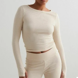 Beiga ribbat set  - Så fint och mysigt set från Aim’n med tröja och  byxor. Sparsamt använt men passar inte mig. 