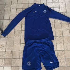 Blå Psg tracksuit  - Jag säljer en blå tracksut från Nike med Psg märke. Jag har aldrig använt den och den är i nytt shick. Skriv om intresse