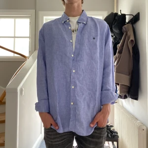 Ljusblå Morris linneskjorta  - Ljusblå Morris linneskjorta i mycket bra skick🦋| Storlek: L | Jag är 182cm och väger 65kg📏| Vid frågor eller pris diskussion är det bara att skriva ✍🏼 | Frakt inom 48h📦 