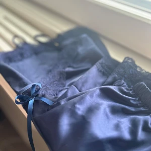 Mörkblått satin set med spetsdetaljer - Super fint marinblått satin set (shorts och linne) ifrån missäy, aldrig använt!💙Lite tydligare marinblått än vad som fångades på bilderna! 