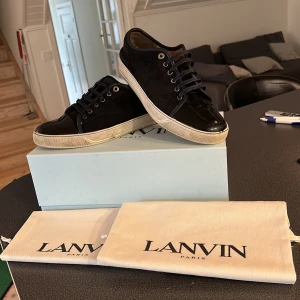 Lanvin skor 43 - Otroligt fina lanvin skor som passar perfekt inför sommaren! Smått slitage finns, annars sjukt bekväma och snygga! Inköpta 2024 på NK i gbg, kvitto för seriösa köpare i dm! Storlek 43 passar även dem som normaltvis har 44!
