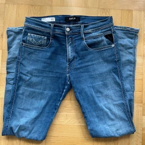 Replay Anbass Jeans  - Fräscha blåa jeans från replay i storlek 31/32 och den populära modellen Anbass Hyperflex! Byxorna har inga defekter alls och är i nyskick. Pris kan diskuteras vid snabb affär och tveka inte på att höra av dig vid minsta lilla fråga eller fundering! 