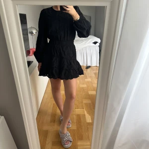 Gullig svart sommarklänning  - Jättefin sommarklänning från Zara i storlek S, med broderi och volanger 🌸🌸🌸