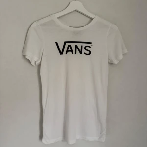 Vans t-shirt - T-shirt från Vans, storlek S. Trycket har spruckit något (se bild) och tvättlappen är bortklippt, annars fint skick.