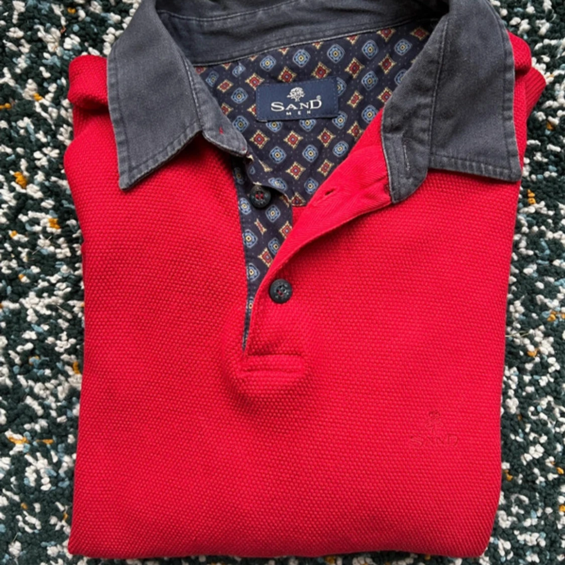 Röd pikétröja från Sand med blå krage