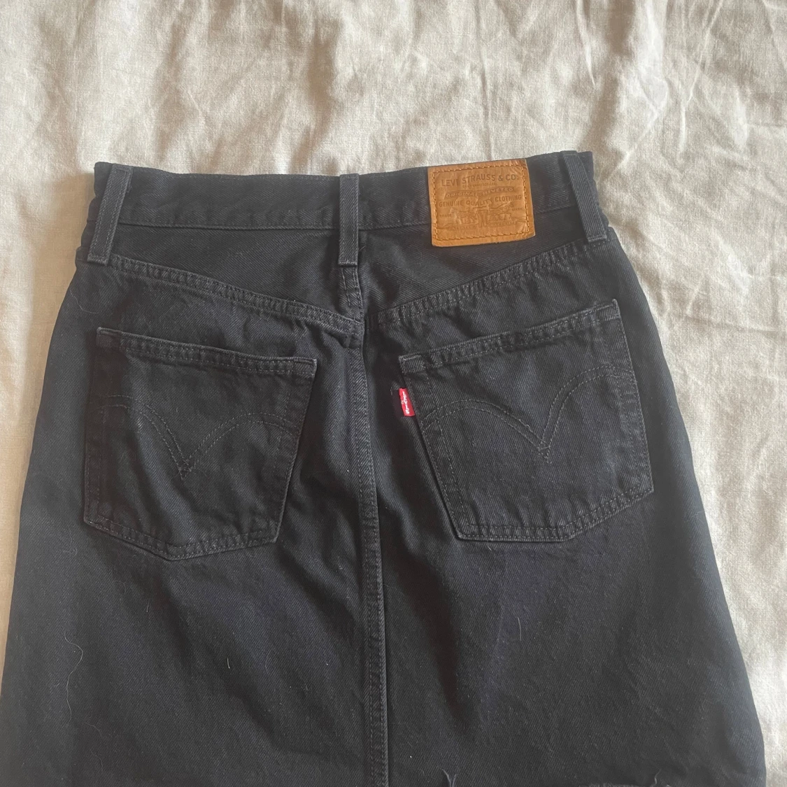 Svart jeanskjol från Levi's - 1