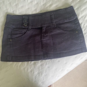 Svart jeanskjol med knappar - Såååå cool kjol från bershka, köpt second hand. Säljer då den tyvärr är för stor❤️❤️