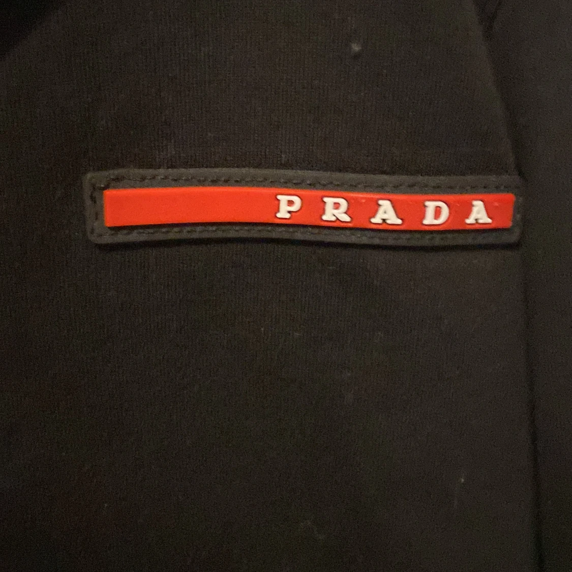 Svart hoodie från Prada med half zip - 2