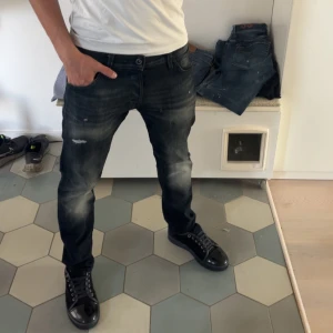 Jack and Jones - Säljer ett par riktigt feta jeans från jacka and Jones med slitningar, skriv om du har några frågor eller funderingar!!!