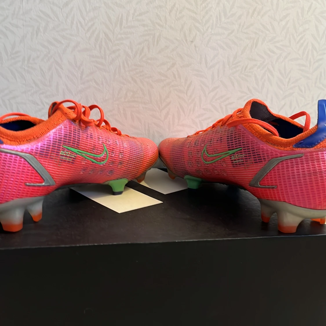 Nike Mercurial fotbollsskor i orange och rosa - 4