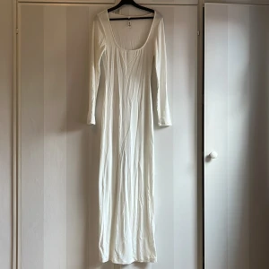 Vit långklänning med lång ärm - Super skön och fin skins klänning. Använt få tal gånger. 