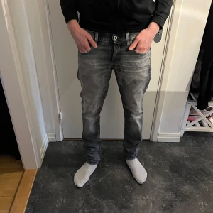 Grå jeansbyxor från G-Star RAW 3301 - Säljer ett par grå jeansbyxor från G-Star RAW, modell 3301. Byxorna är använda ett fåtal gånger och är i nyskick. Köpte byxorna för 1200 kr.