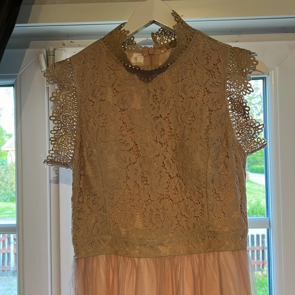 Rosa långklänning med spets och tyll - 1