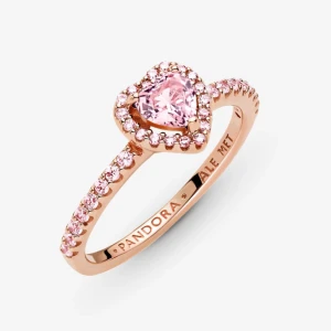 Roséguldfärgad ring med rosa hjärtformad sten från Pandora - Superfin ring från Pandora i roséguld med en hjärtformad rosa sten i mitten och små rosa stenar längs hela ringen. Perfekt för dig som vill ha något romantiskt och glittrigt på fingret.