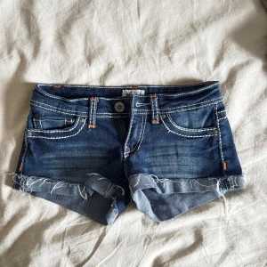 Jeansshorts  - Snygga jeansshorts! Väldigt lågmidjade!! Storlek: 0, super snygga! 