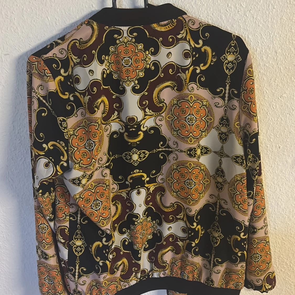 Mönstrad bomberjacka från KappAhl - 1