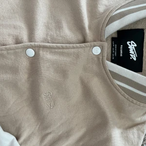 Varsity jacka pull & bear - Varsity jacka/bomber jacka i storlek M, bud accepteras 😊