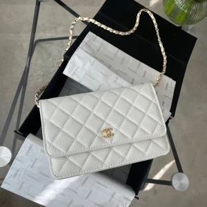 Vit Chanel väska - Supersöt vit chanel väska i äkta läder 💕kan gån ner i pris vid snabb affär! Allt på bilderna ingår!